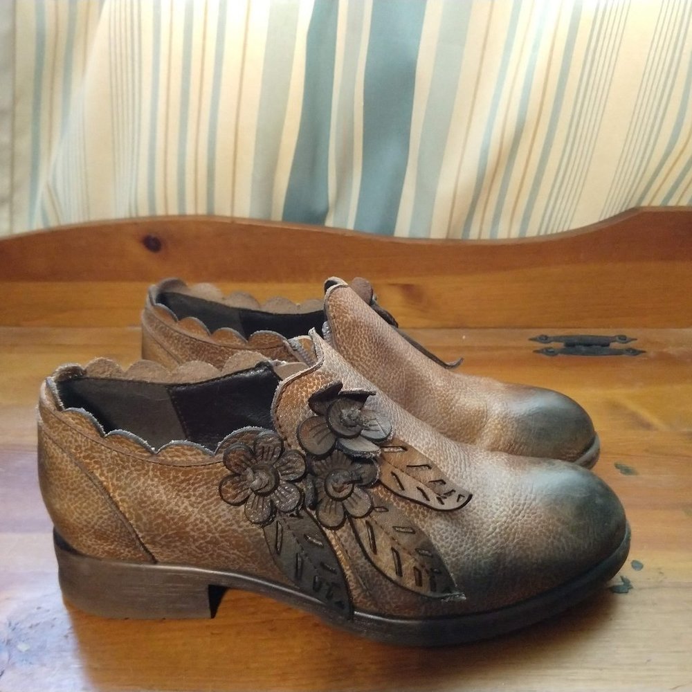 Tan floral loafers size 7.5 (EU 38)